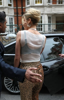 Sarah_Harding_outside_Claridges_Hotel_02_05_12_289829.jpg