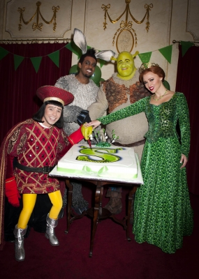 Kimberley_and_the_cast_of_Shrek_celebrate_a_year_onstage_06_05_12_281129.jpg
