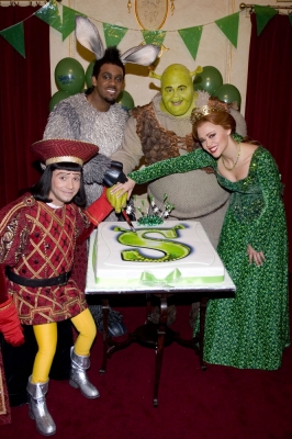 Kimberley_and_the_cast_of_Shrek_celebrate_a_year_onstage_06_05_12_282029.jpg