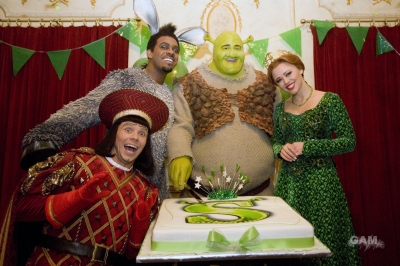 Kimberley_and_the_cast_of_Shrek_celebrate_a_year_onstage_06_05_12_28429.jpg