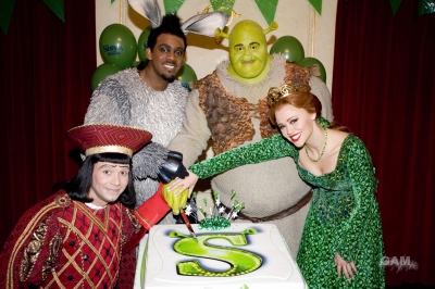 Kimberley_and_the_cast_of_Shrek_celebrate_a_year_onstage_06_05_12_28629.jpg