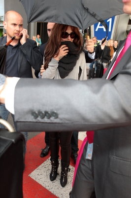 Cheryl_Cole_arriving_at_Nice_Airport_19_05_12_28329.JPG