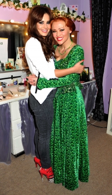 Cheryl2C_Sarah2C_Kimberley_and_Nicola_backstage_at_Shrek_21_05_12_283829.jpg