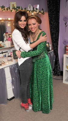 Cheryl2C_Sarah2C_Kimberley_and_Nicola_backstage_at_Shrek_21_05_12_284929.jpg
