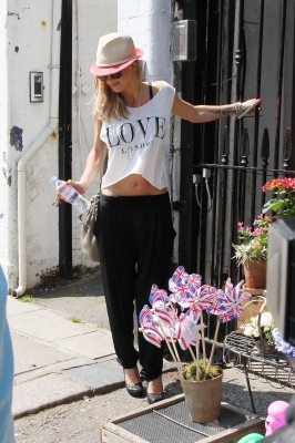 Sarah_Harding_out___about_in_London_22_05_12_281629.jpg