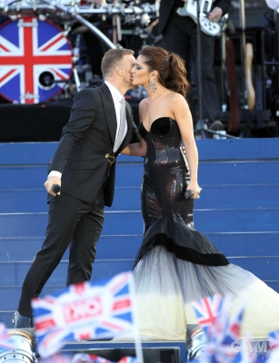 Cheryl_Cole_at_The_Queen_s_Diamond_Jubilee_concert_04_06_12_282629.jpg