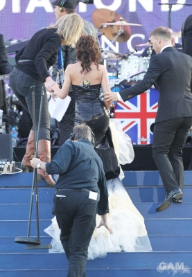Cheryl_Cole_at_The_Queen_s_Diamond_Jubilee_concert_04_06_12_283829.jpg