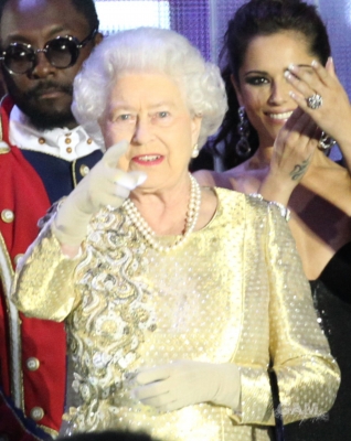 Cheryl_Cole_at_The_Queen_s_Diamond_Jubilee_concert_04_06_12_284529.jpg