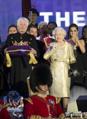 Cheryl_Cole_at_The_Queen_s_Diamond_Jubilee_concert_04_06_12_285429.jpg