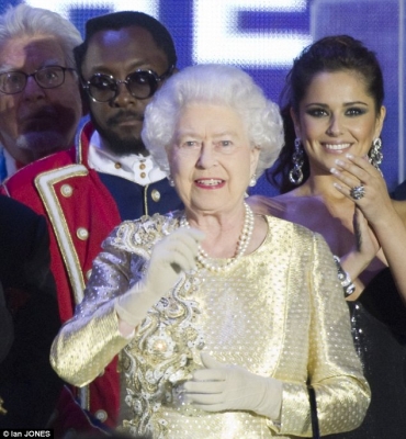 Cheryl_Cole_at_The_Queen_s_Diamond_Jubilee_concert_04_06_12_286829.jpg
