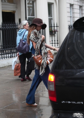 Nadine_Coyle_out___about_in_London_11_06_12_28529.JPG
