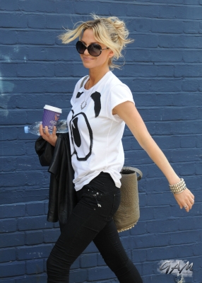 Sarah_Harding_at_a_central_London_recording_studio_14_06_12_28129.jpg
