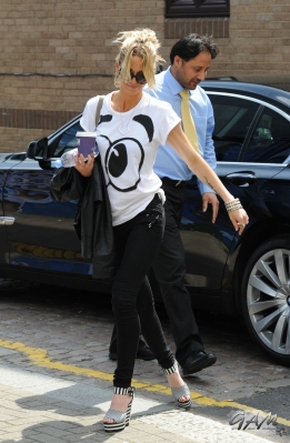 Sarah_Harding_at_a_central_London_recording_studio_14_06_12_281529.jpg
