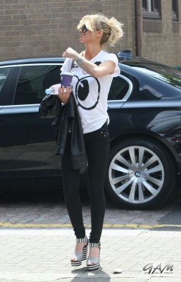 Sarah_Harding_at_a_central_London_recording_studio_14_06_12_28529.jpg