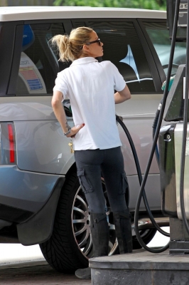 Sarah_Harding_at_a_petrol_station_11_06_12_281029.jpg