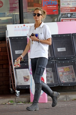 Sarah_Harding_at_a_petrol_station_11_06_12_281129.jpg