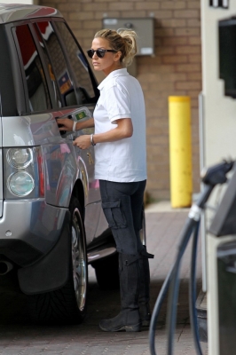 Sarah_Harding_at_a_petrol_station_11_06_12_281229.jpg