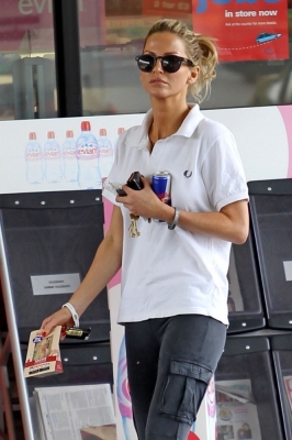 Sarah_Harding_at_a_petrol_station_11_06_12_28129.jpg
