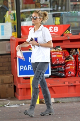 Sarah_Harding_at_a_petrol_station_11_06_12_28629.jpg