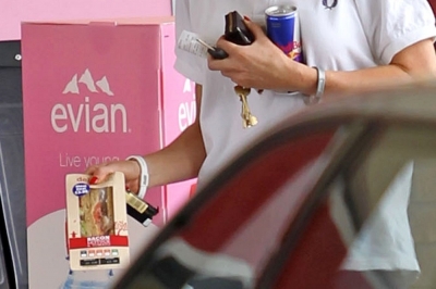 Sarah_Harding_at_a_petrol_station_11_06_12_28729.jpg