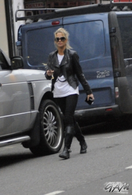 Sarah_Harding_goes_grocery_shopping_at_Tesco_14_06_12_281329.jpg