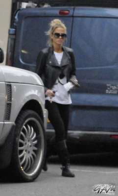 Sarah_Harding_goes_grocery_shopping_at_Tesco_14_06_12_281529.jpg