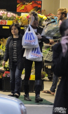 Sarah_Harding_goes_grocery_shopping_at_Tesco_14_06_12_28729.jpg