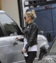Sarah_Harding_goes_grocery_shopping_at_Tesco_14_06_12_28629.jpg