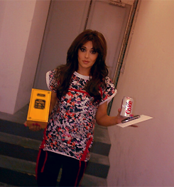 Cheryl_Cole_at_A_Million_Lights_signing_at_HMV_18_06_12_288529.png