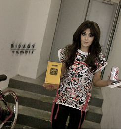 Cheryl_Cole_at_A_Million_Lights_signing_at_HMV_18_06_12_288729.png