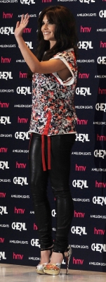 Cheryl_Cole_at_A_Million_Lights_signing_at_HMV_18_06_12_282229.jpg