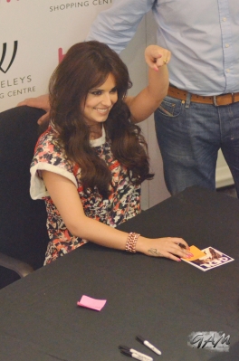 Cheryl_Cole_at_A_Million_Lights_signing_at_HMV_18_06_12_285329.jpg