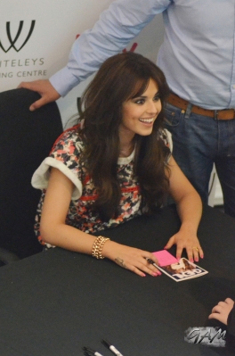 Cheryl_Cole_at_A_Million_Lights_signing_at_HMV_18_06_12_285629.jpg