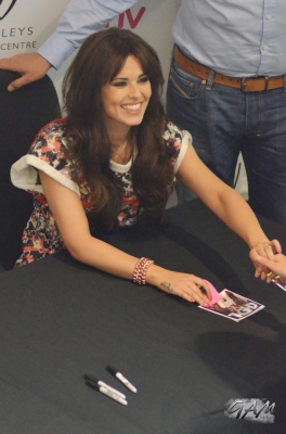 Cheryl_Cole_at_A_Million_Lights_signing_at_HMV_18_06_12_285729.jpg