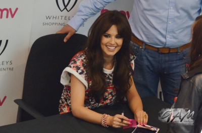 Cheryl_Cole_at_A_Million_Lights_signing_at_HMV_18_06_12_285929.jpg