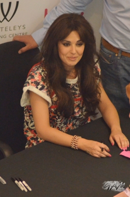 Cheryl_Cole_at_A_Million_Lights_signing_at_HMV_18_06_12_286229.jpg