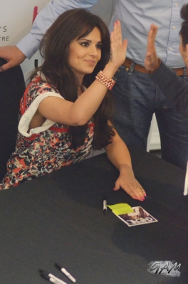 Cheryl_Cole_at_A_Million_Lights_signing_at_HMV_18_06_12_286329.jpg