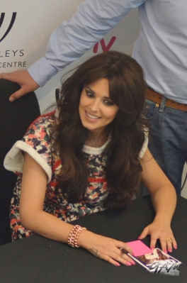 Cheryl_Cole_at_A_Million_Lights_signing_at_HMV_18_06_12_286529.jpg