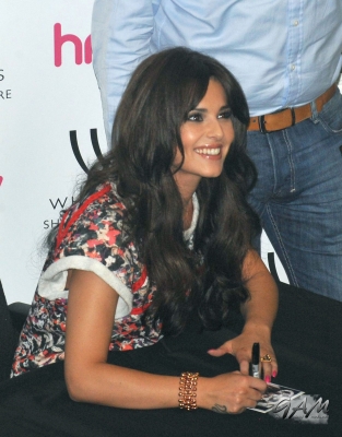 Cheryl_Cole_at_A_Million_Lights_signing_at_HMV_18_06_12_286629.jpg
