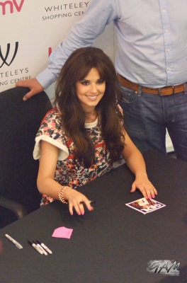 Cheryl_Cole_at_A_Million_Lights_signing_at_HMV_18_06_12_286929.jpg