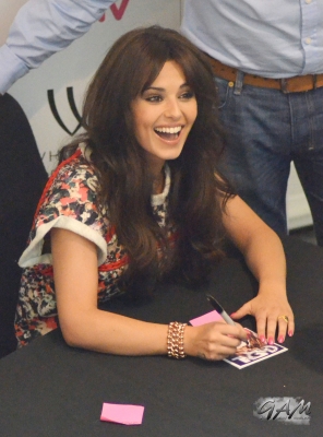 Cheryl_Cole_at_A_Million_Lights_signing_at_HMV_18_06_12_287029.jpg