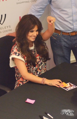 Cheryl_Cole_at_A_Million_Lights_signing_at_HMV_18_06_12_287129.jpg
