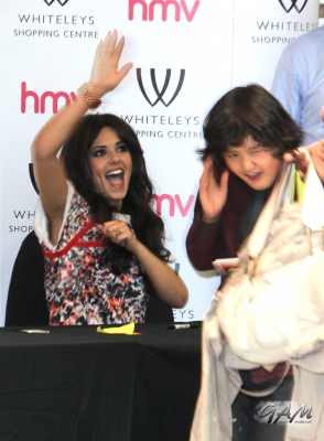 Cheryl_Cole_at_A_Million_Lights_signing_at_HMV_18_06_12_287929.jpg