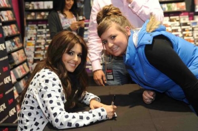 Cheryl_Cole_at_A_Million_Lights_signing_at_HMV_in_Newcastle_19_06_12_284329.jpg