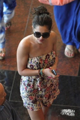 Cheryl2C_Kimberley_and_Nicola_have_lunch_in_Las_Vegas_30_06_12_28129.jpg