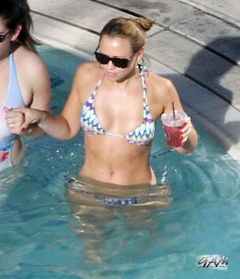 Nicola_and_Kimberley_poolside_in_Las_Vegas_28_06_12_28229.jpg