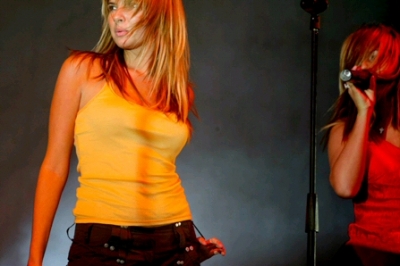 Girls_Aloud_at_Wave_FM_Guernsey_Gig_2004_15.jpg