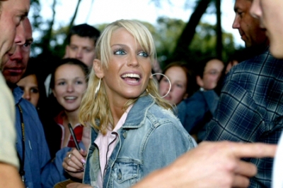 Girls_Aloud_at_Wave_FM_Guernsey_Gig_2004_17.jpg