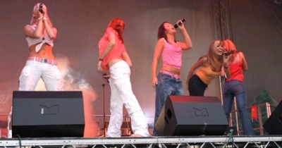 Girls_Aloud_at_Wave_FM_Guernsey_Gig_2004_3.jpg