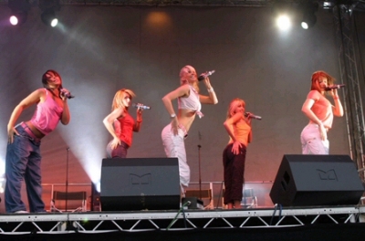 Girls_Aloud_at_Wave_FM_Guernsey_Gig_2004_7.jpg